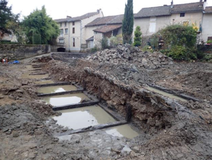 le seuil en  travaux à Saint-Pardoux-la-Rivière, ossature en bois visible sur les fondations du seuil