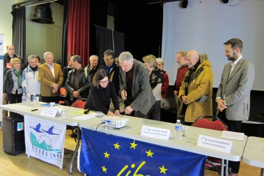 Bernard VAURIAC et Magali Baudrimont signe la convention entre le PNRPL et l'université de Bordeaux